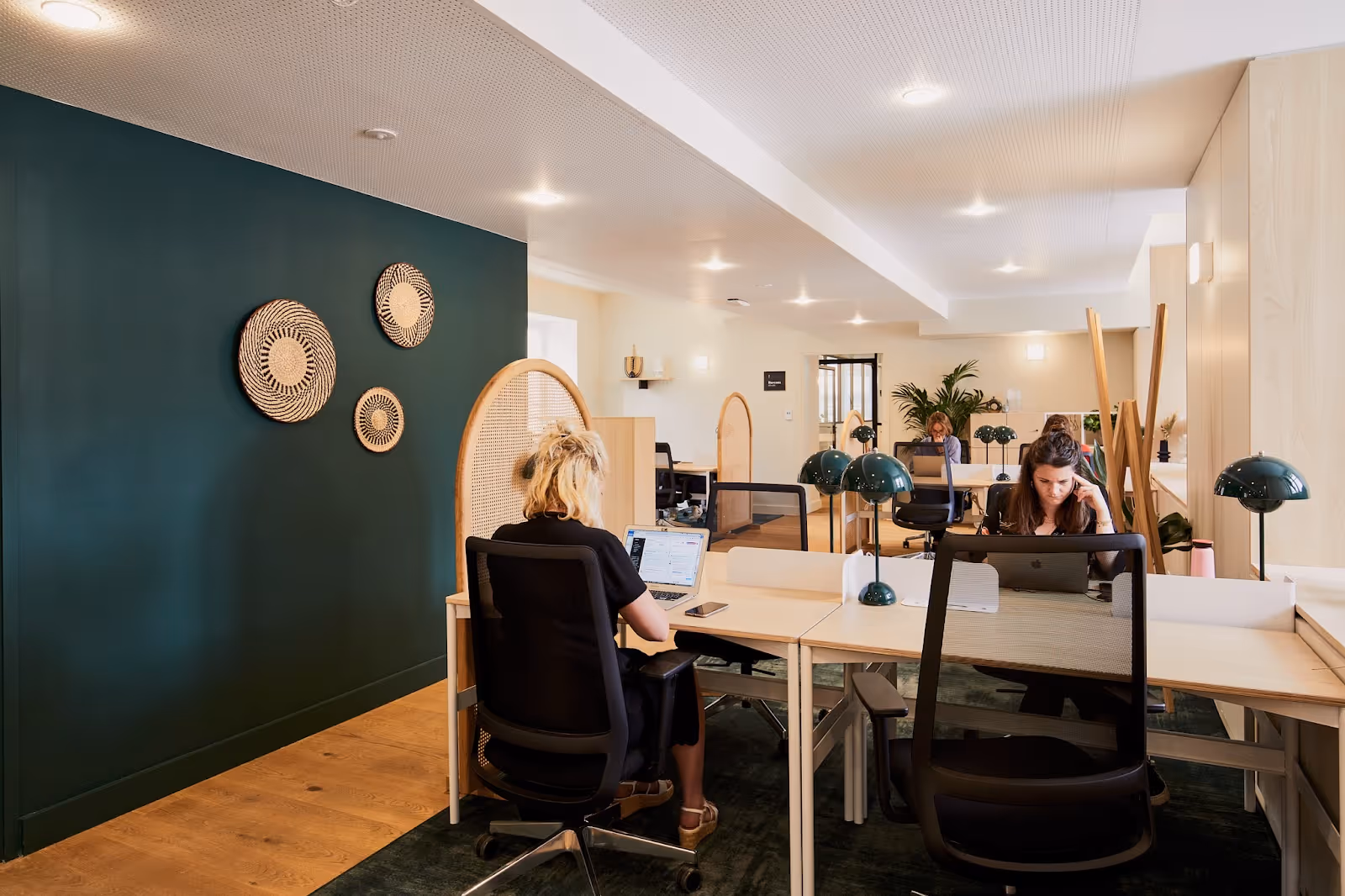 espace de travail, plusieurs personnes en train de travailler à leur bureau