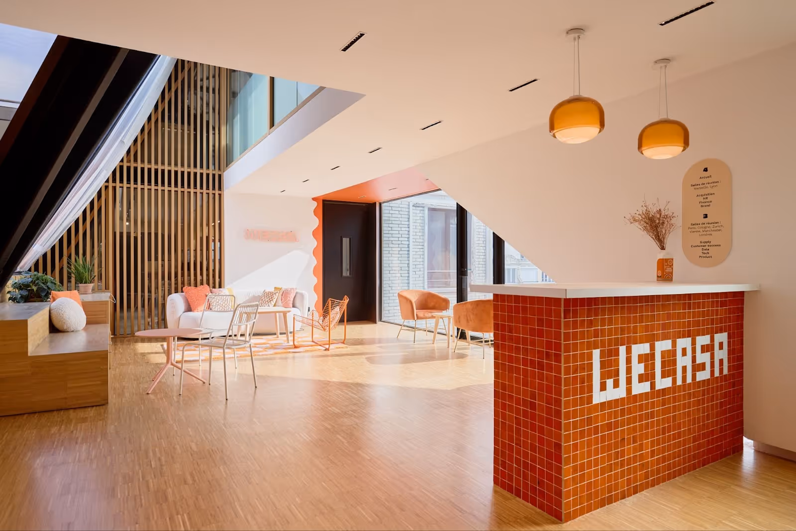 Espace aménagé sur mesure avec comptoir brandé "Wecasa"