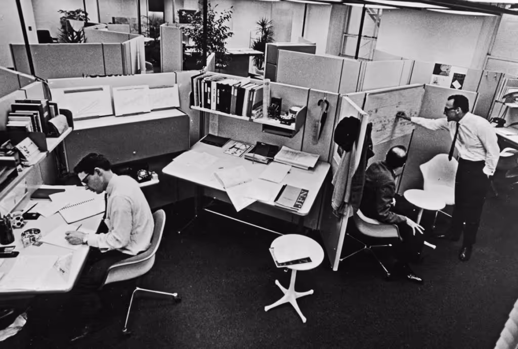 bureaux des années 70 avec des cubicles