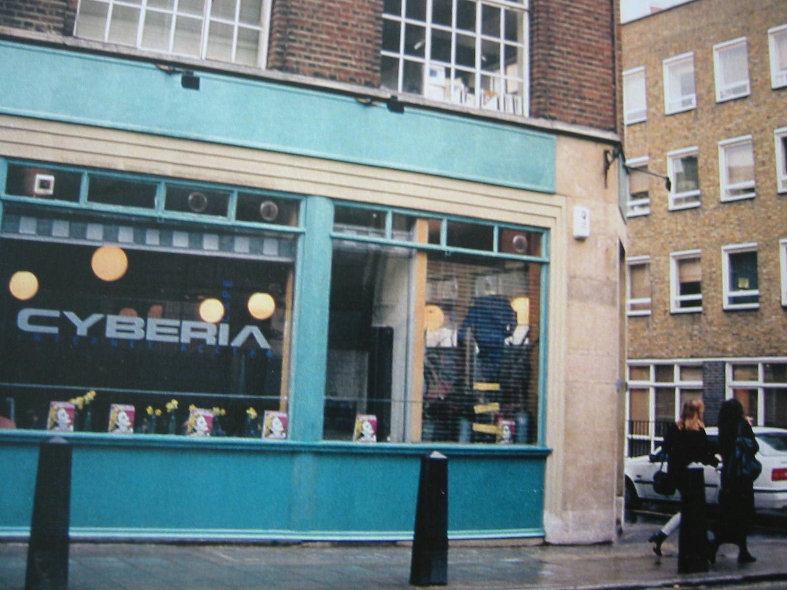 Vitrine d'un café "Cyberia"