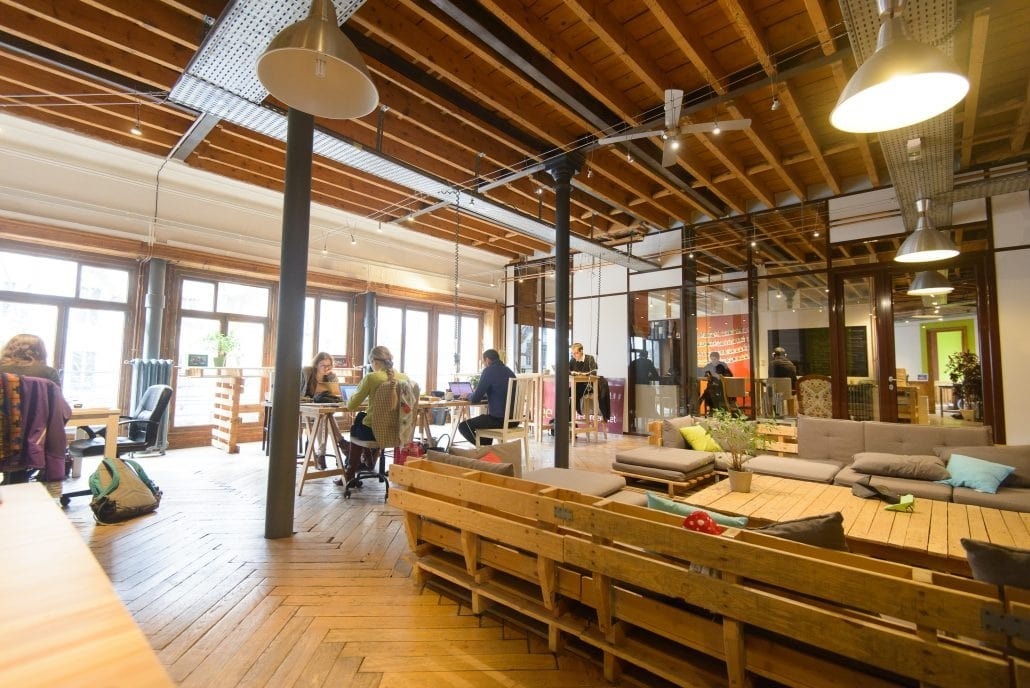 Espace de coworking, plusieurs personnes en train de travailler