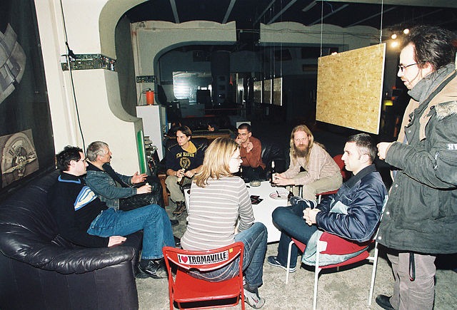 Groupe de personnes assis autour d'une table basse.