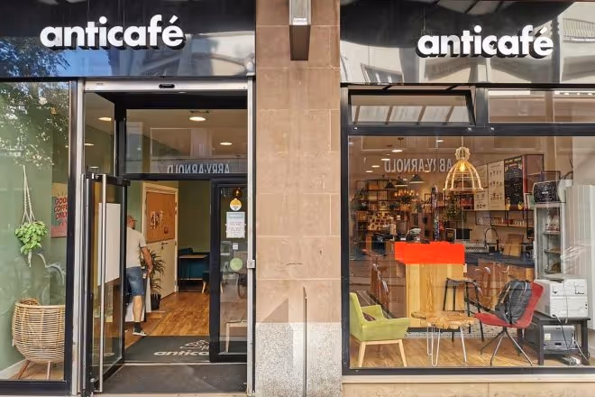 Vitrine d'un café "anticafé"