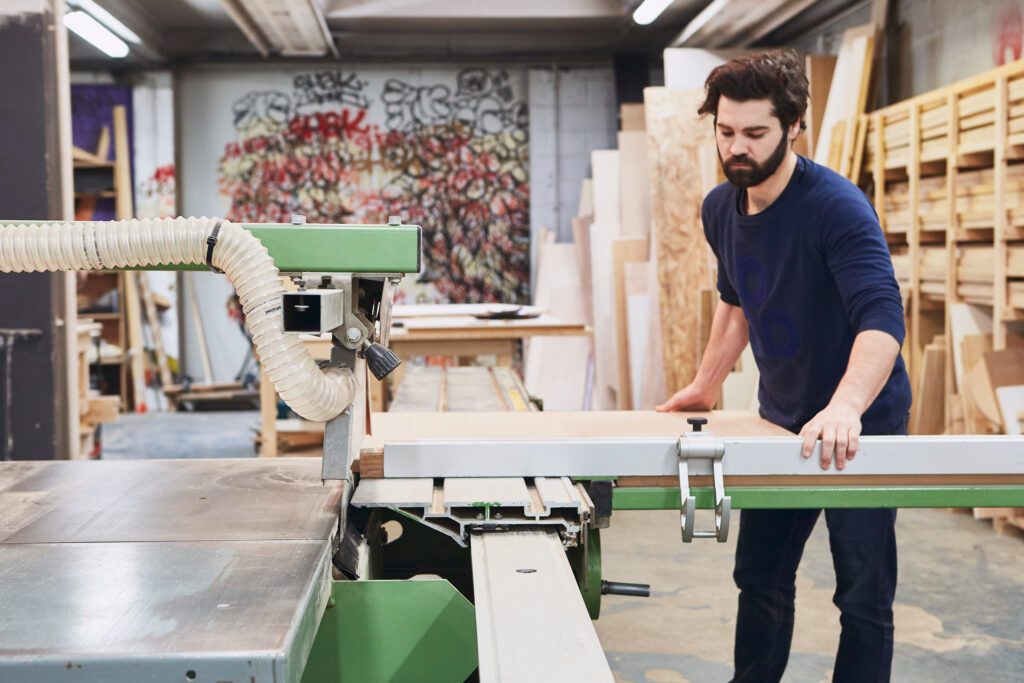 Ébéniste qui fabrique du mobilier en bois