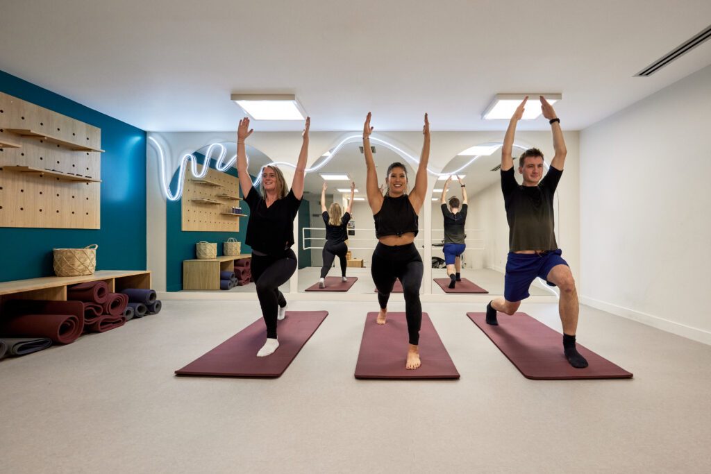 3 personnes en cours de yoga