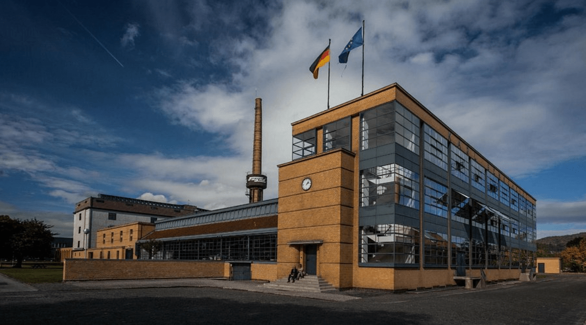 Bâtiment en briques jaunes et grandes façades vitrées