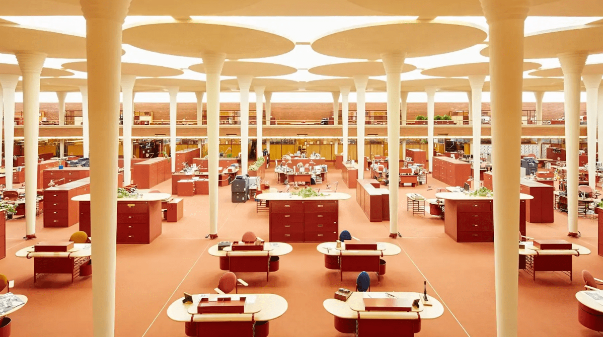 Espace de travail commun, colonnes en forme de champignon, mobiliers arrondis