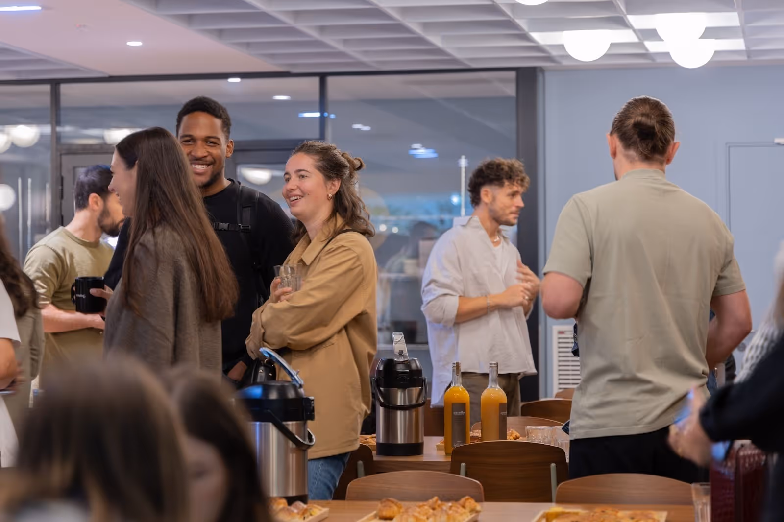 Petit-déjeuner et collaborateurs en train d'échanger