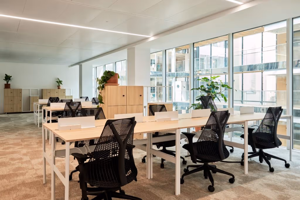 Espace de travail avec casiers de rangement