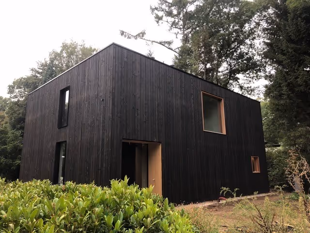 Villa in Berchem (België) met houten gevelbekleding.