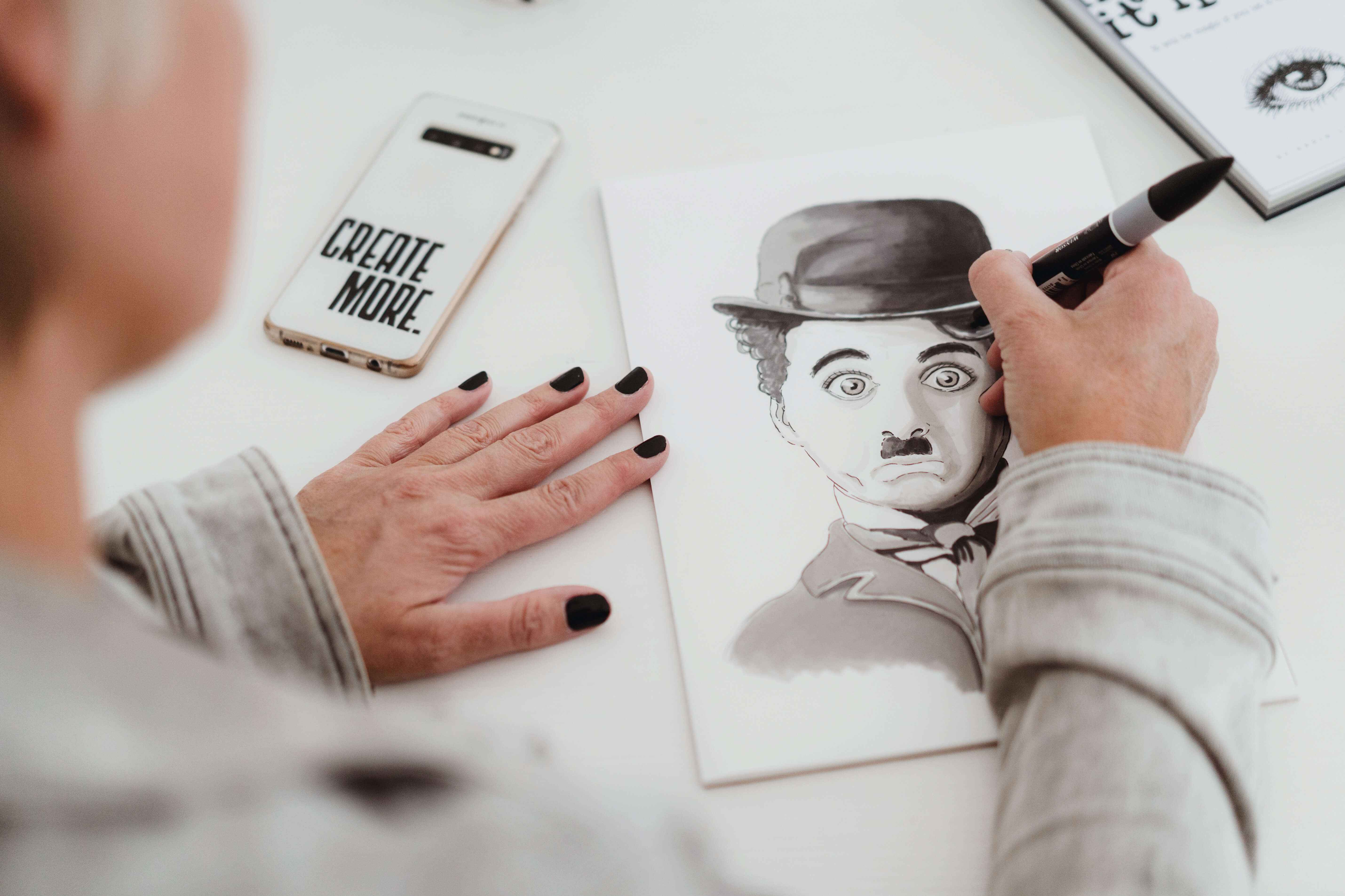 Karin Luttenberg van Paperfuel bezig met haar ontwerp in handlettering