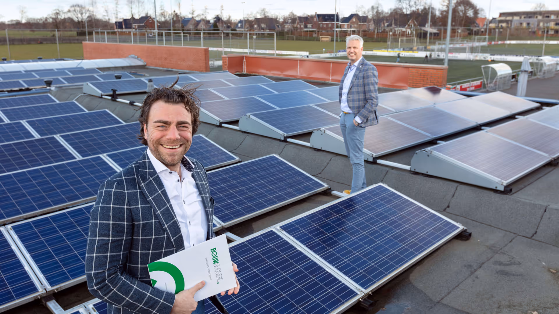 Boy Peters, directeur Bouwsubsidie Nederland en Rudy Bekhuis, voorzitter van voetbalclub TVC '28 waarvoor Bouwsubsidie Nederland, in de rol van fondsmanager van het Duurzaamheidsfonds, een lening heeft geregeld voor duurzaamheidsmaatregelen zoals de aanleg van zonnepanelen