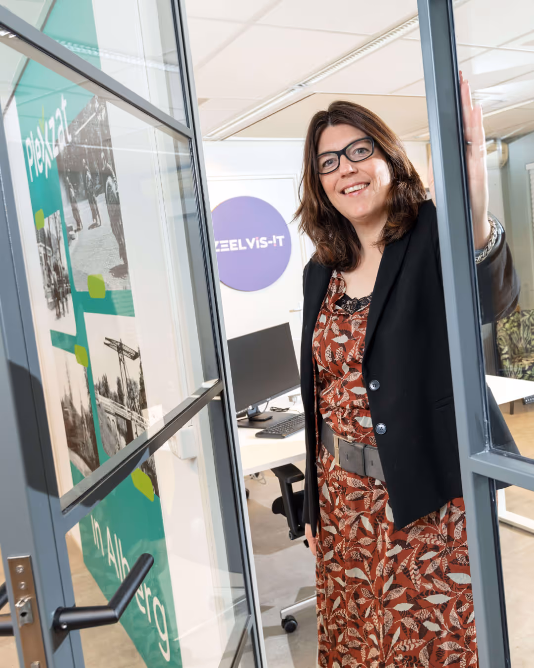 Beate Visser in haar bedrijf ZeelVis-IT, gespecialiseerd in consultancy, projectmanagement en procesoptimalisatie.