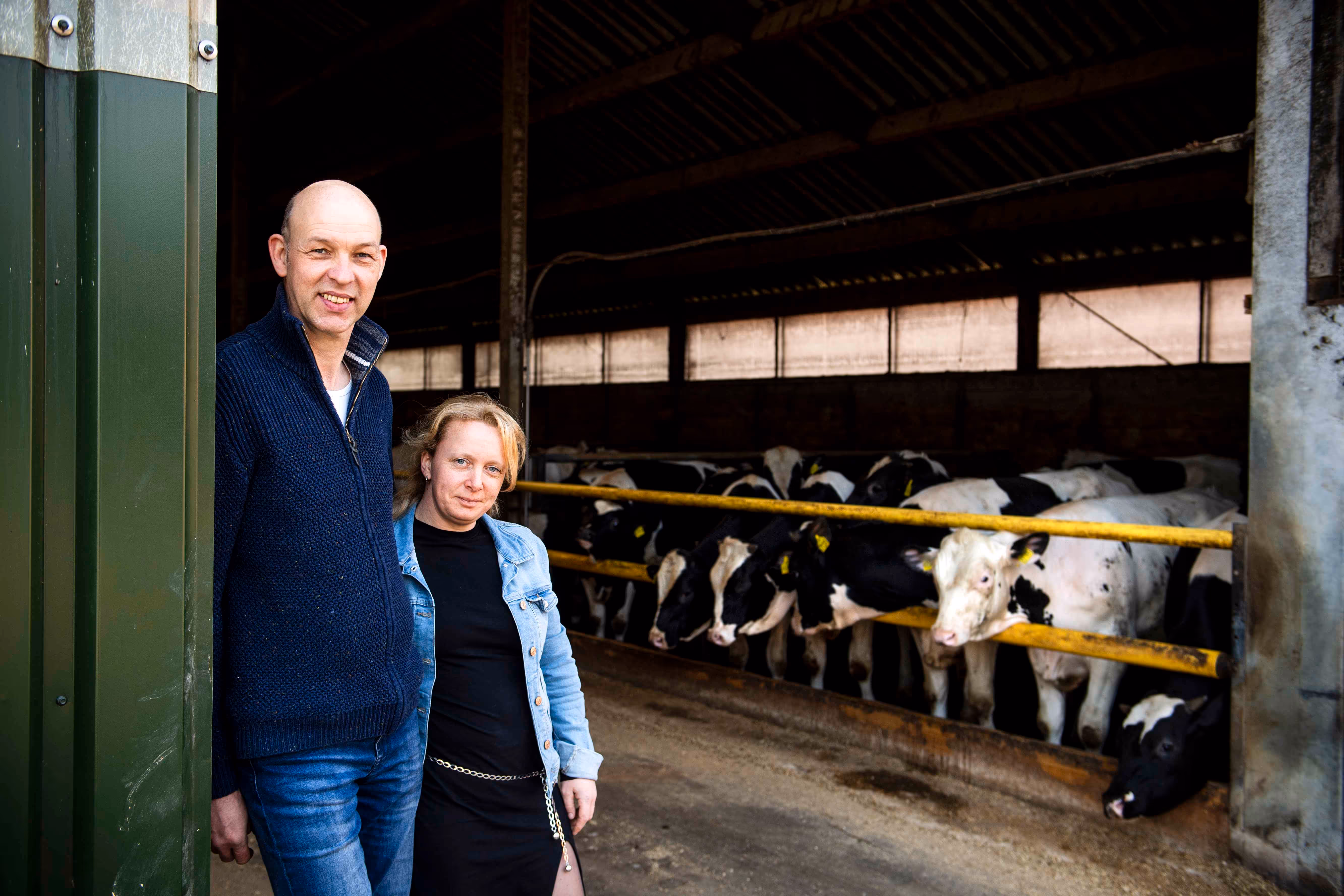 Edwin en Desirée in de stal bij de campeerplaats.