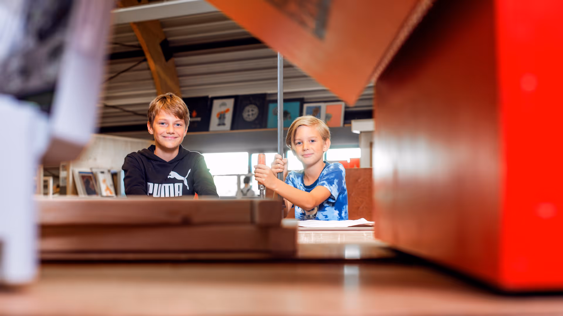 Leerlingen binnenin de school bezig met techniek in het onderwijs.