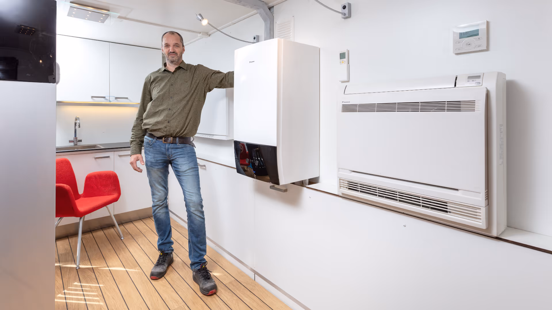 Harold Hofhuis bij de warmtepompinstallatie.