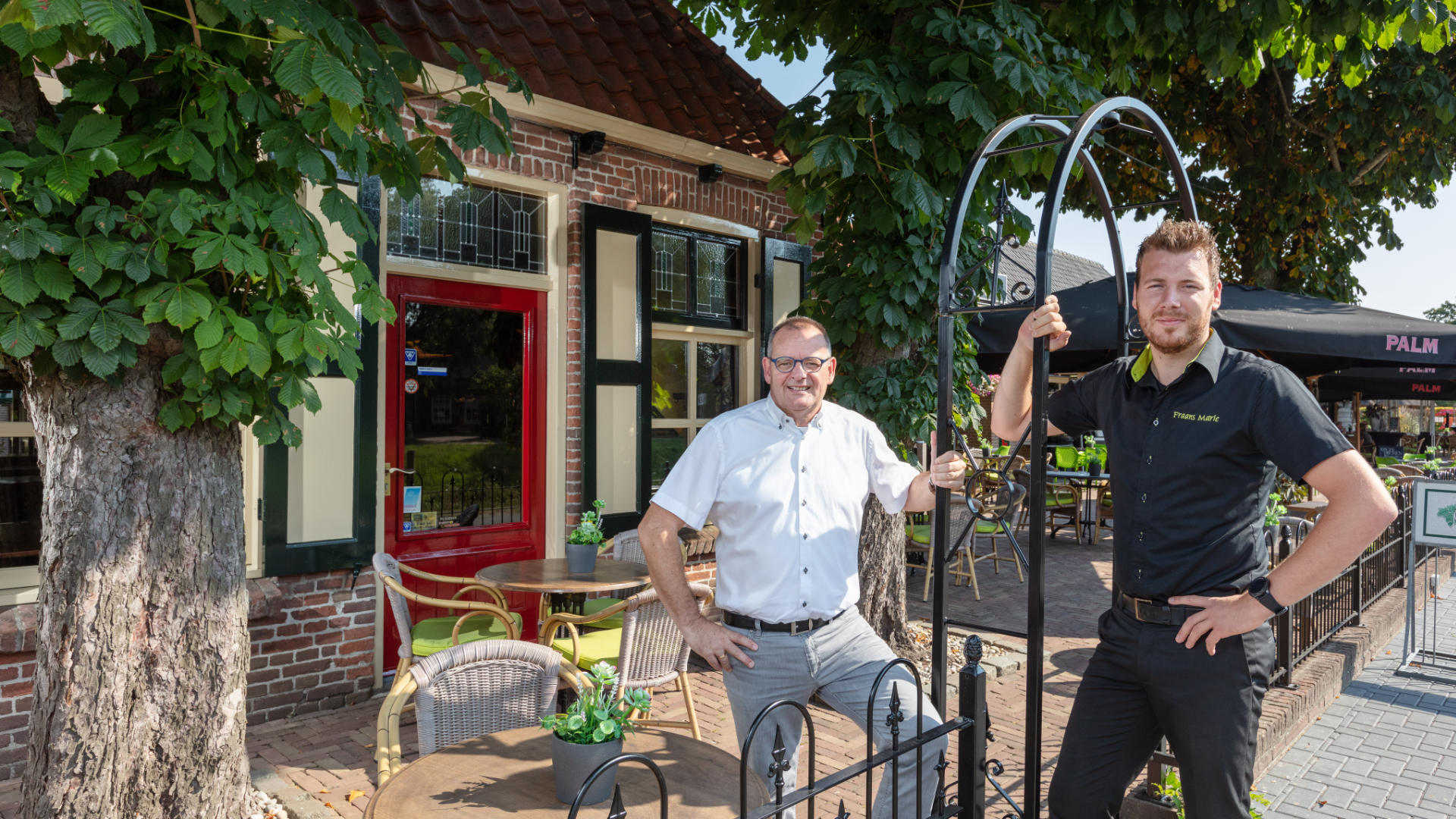Aloys Nijhuis (links) en Mart Woesthuis voor het Café-restaurant Fraans Marie