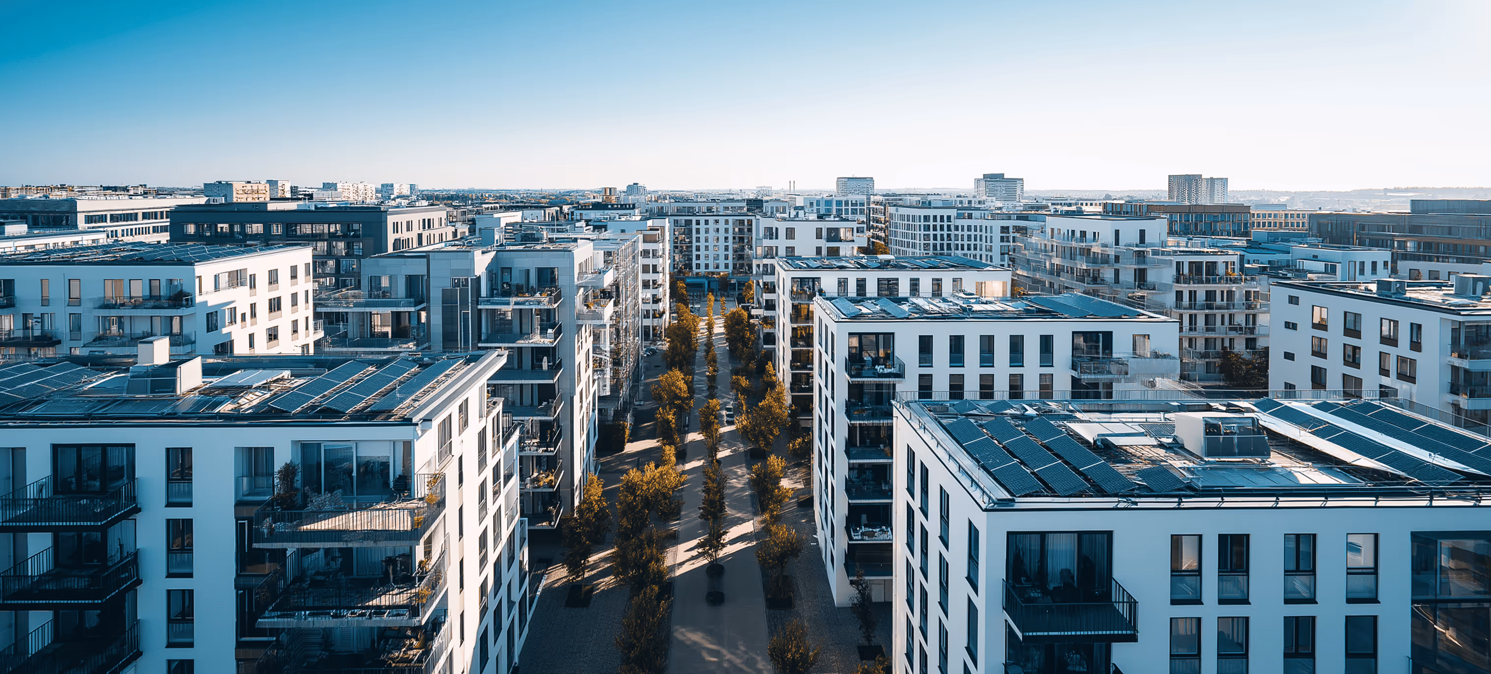 Mieterstrom: Mehrfamilienhaus mit Solaranlagen auf dem Dach