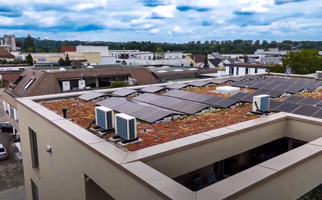 Luftaufnahme Dächer vom Mieterstromprojekt am Staffelsee mit metergrid und Partner DachEnergie Bayern GmbH