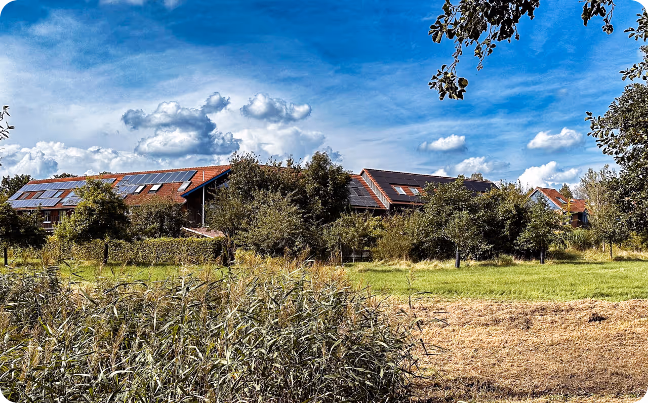 Anna Leidreiter (l.) und Thomas Leidreiter (r.) aus dem Vorstand der BürgerEnergie Nord (BEN) freuen sich über Mieterstromprojekt mit metergrid