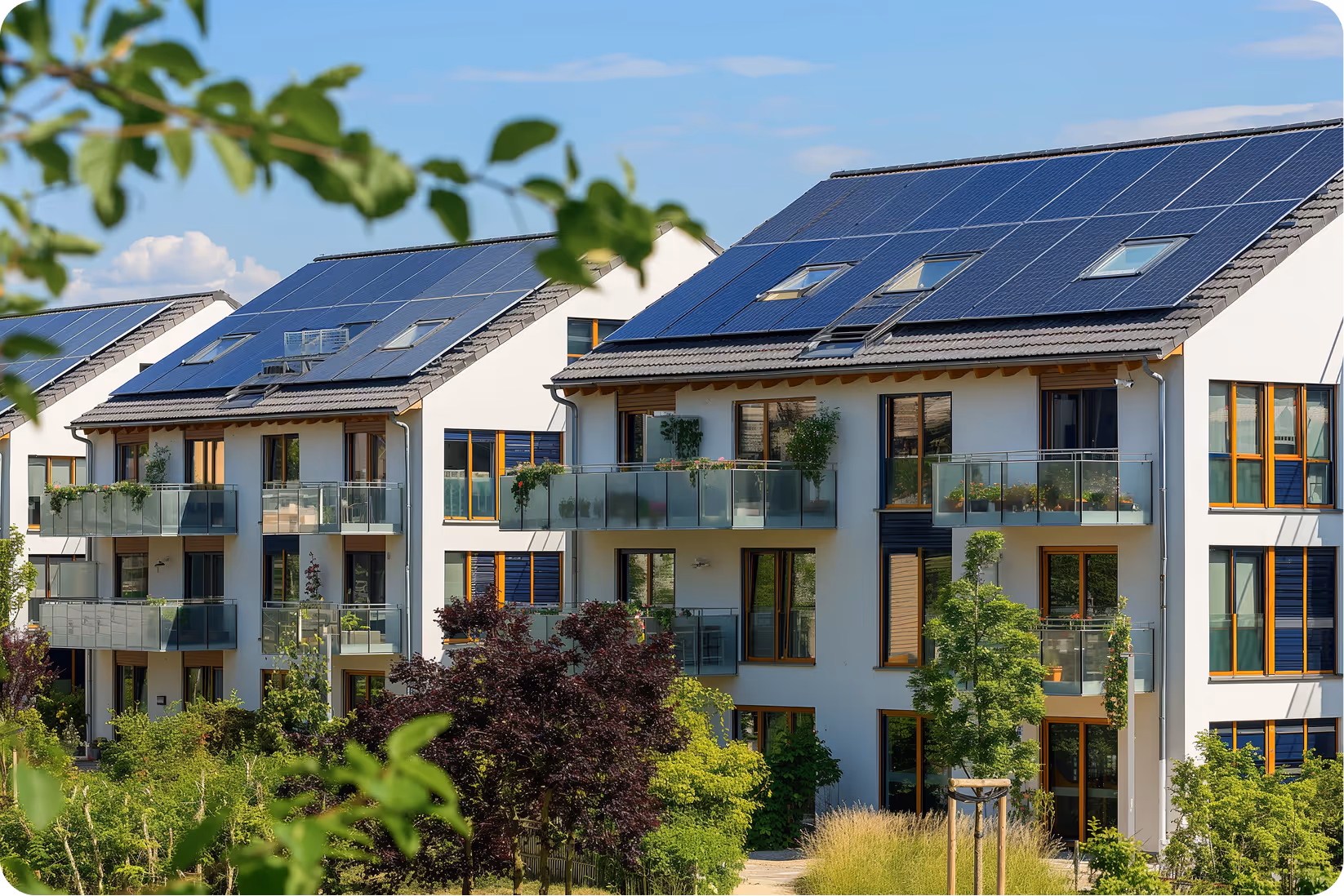 Mieterstrom Abrechnungsdienstleister metergrid. Mehrfamilienhaus mit Solaranlage und visualisierter Mieterstrom-Abrechnung