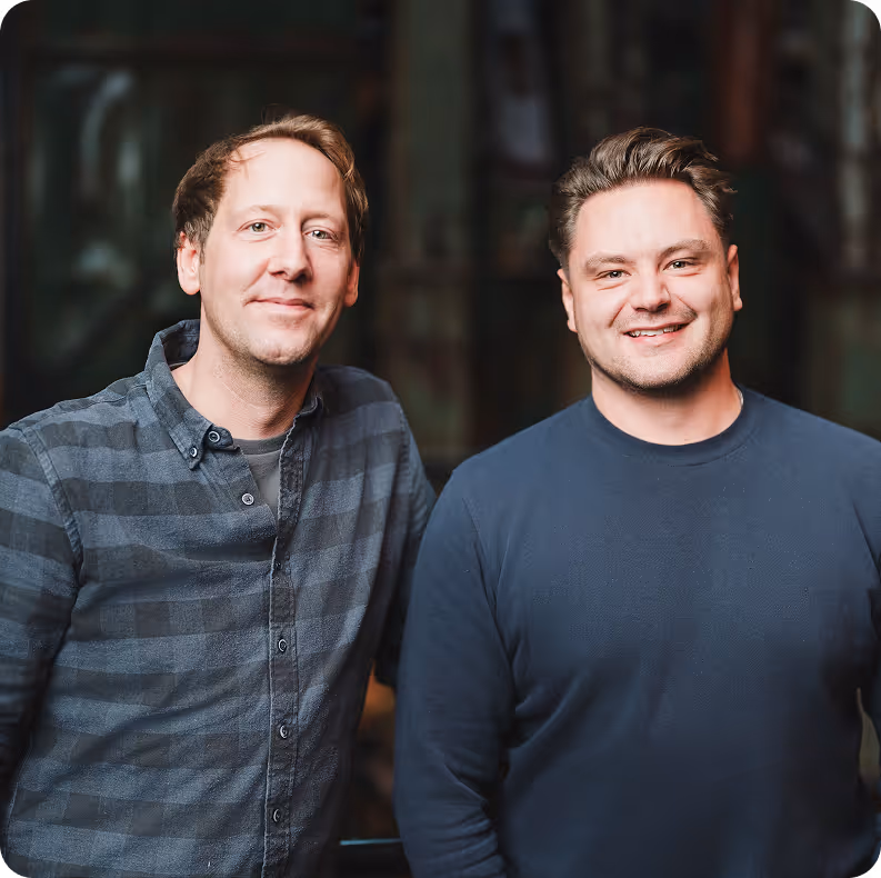 Die beiden Geschäftsführer und Co-FounderJohannes Mewes und Julian Schulz lächelnd, Portrait