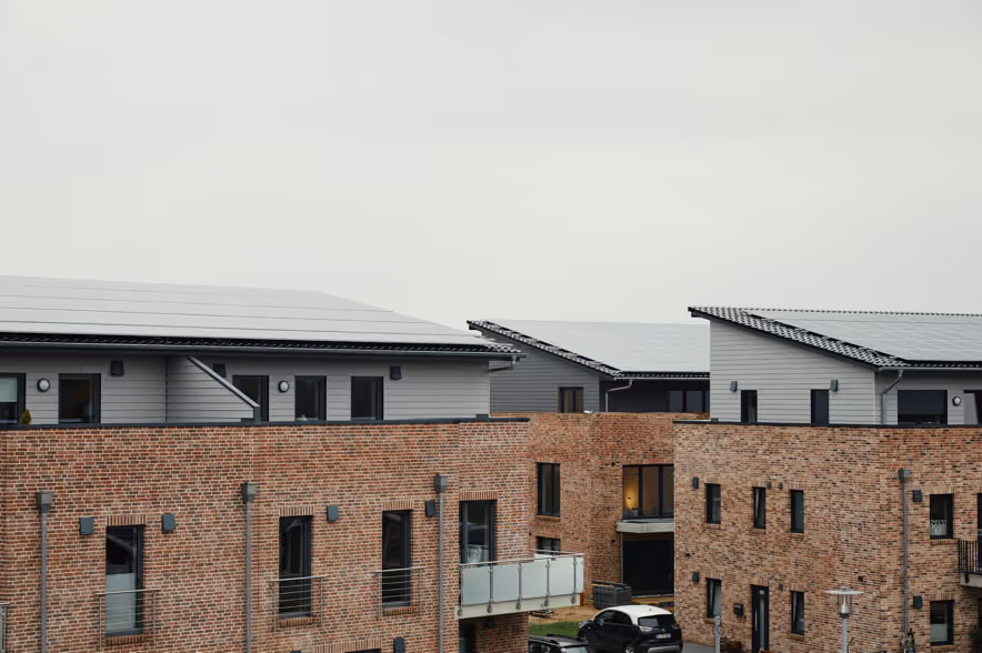 mehrere Mehrfamilienhäuser von Thomas Klömmer mit neuen Solaranlagen: Hier wird ab jetzt grüner Mieterstrom produziert - mit metergrid!