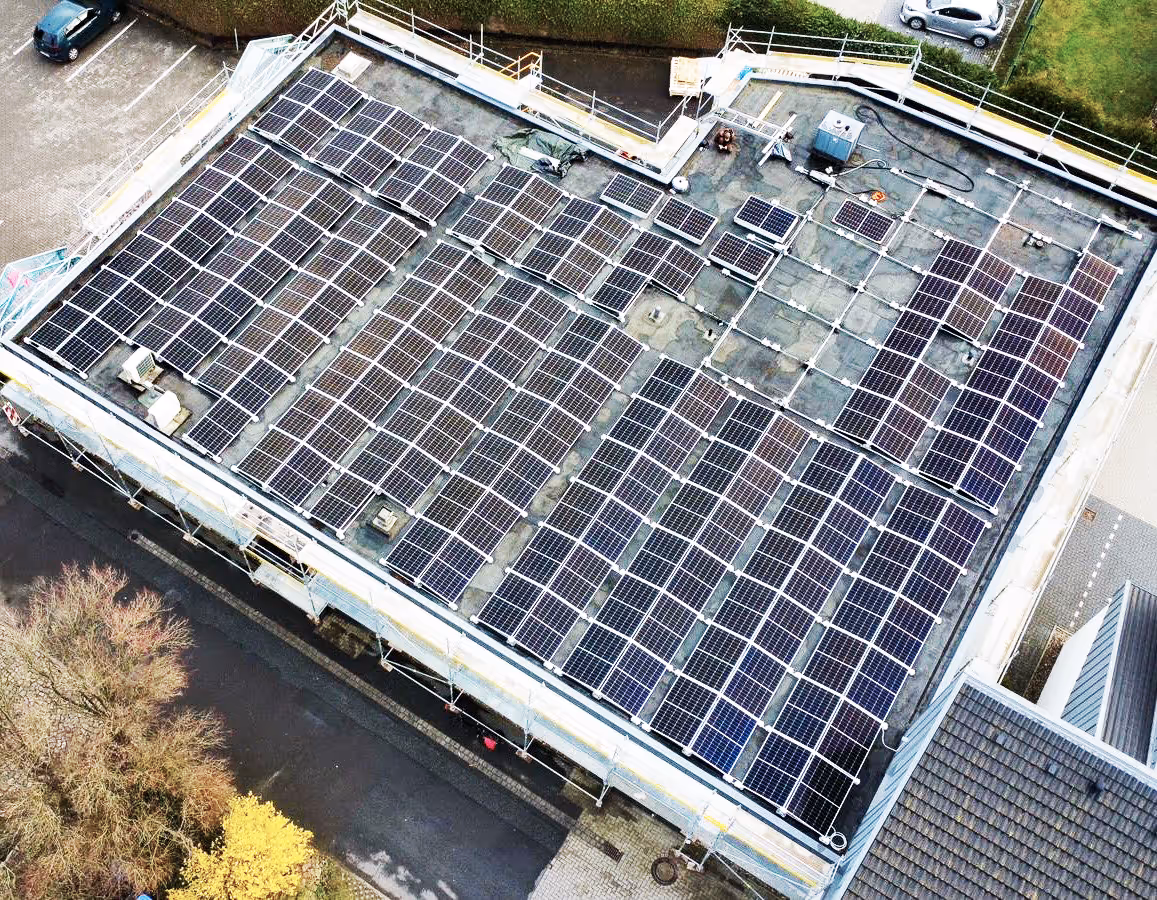 Gewerbeimmobilie in Fockbek (Luftaufnahme). Hier hat metergrid 2024 ein Gewerbe Mieterstrom-Projekt realisiert.