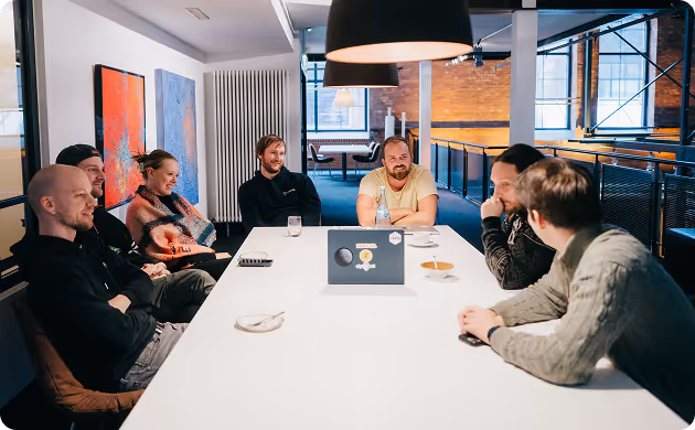 Mitarbeiter von metergrid und Partner in einer Fachdiskussion / gemeinsam Mieterstrom umsetzen