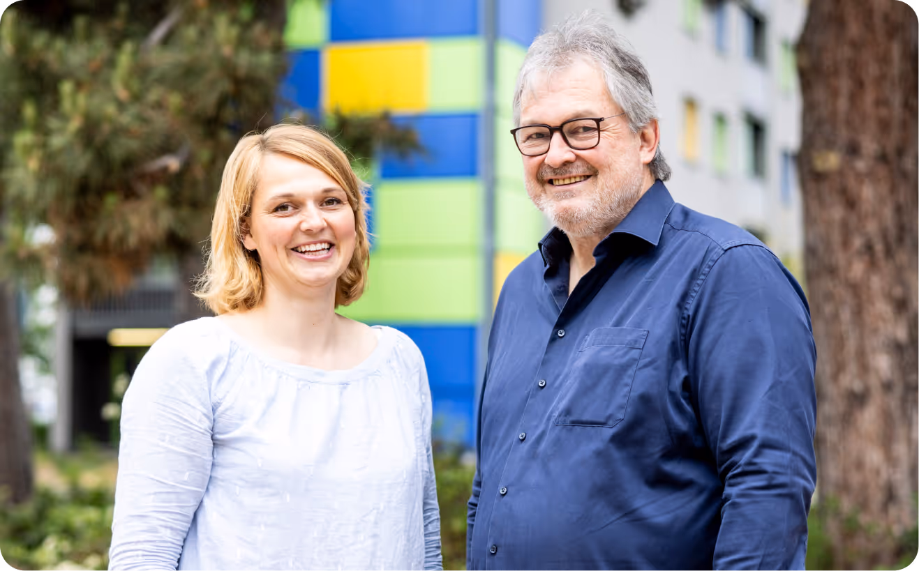 Anna Leidreiter (l.) und Thomas Leidreiter (r.), Vorstand der BürgerEnergie Nord (BEN), erfreut über die erfolgreiche Mieterstrom-Zusammenarbeit mit metergrid
