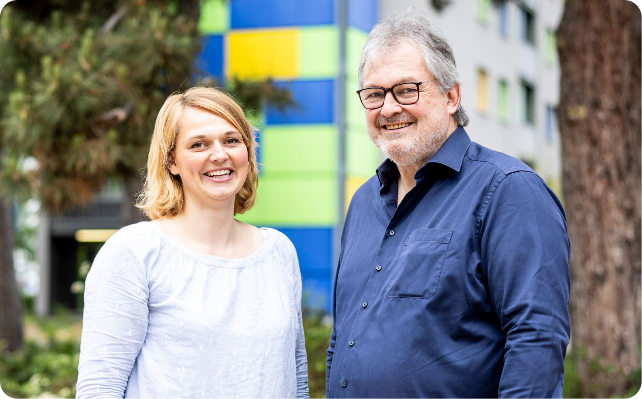 Anna Leidreiter (l.) und Thomas Leidreiter (r.), Vorstand der BürgerEnergie Nord (BEN), erfreut über die erfolgreiche Mieterstrom-Zusammenarbeit mit metergrid