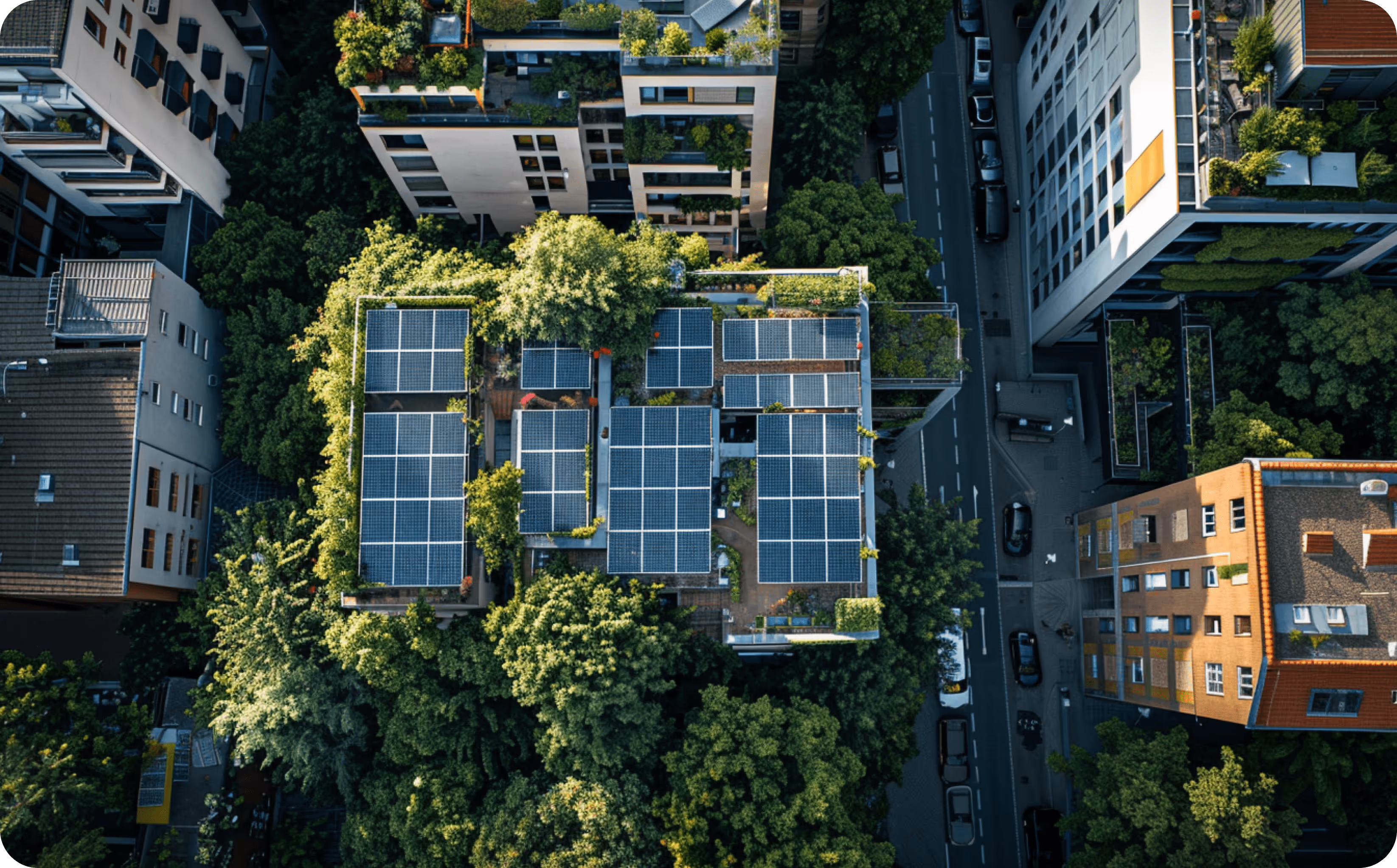 Mehrfamilienhaus mit Photovoltaik Dachanlage (Luftaufnahme). Vergleich PV Freiflächenanlage vs. Dachanlage. / metergrid Blog