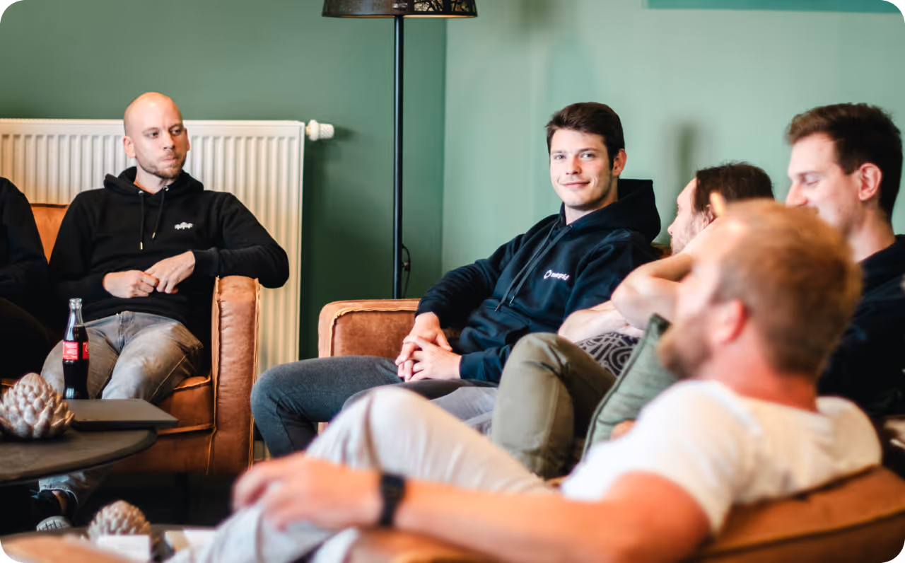 Jonah Lakemeier (Mitte), Senior Software Engineer bei metergrid, im entspannten Team-Gespräch. Lerne das metergrid Team kennen!