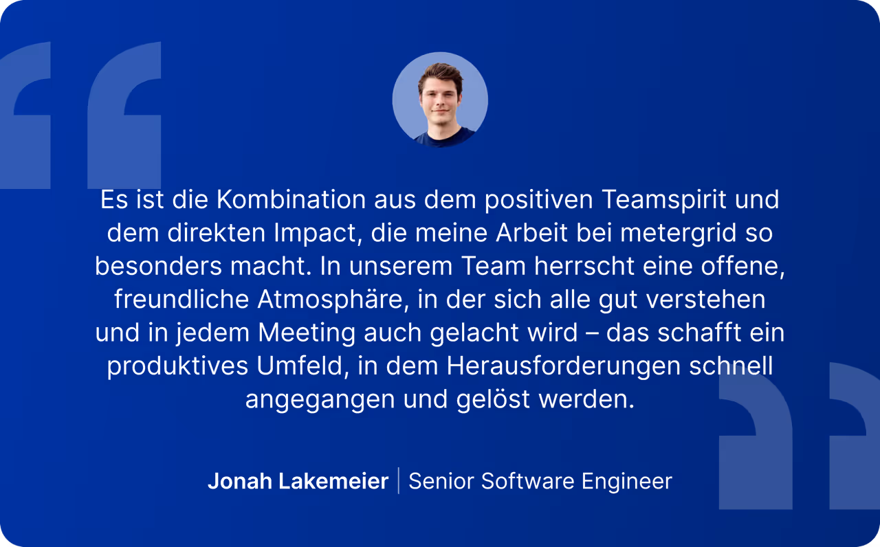 Jonah Lakemeier (Mitte), Senior Software Engineer bei metergrid, im entspannten Team-Gespräch. Lerne das metergrid Team kennen!