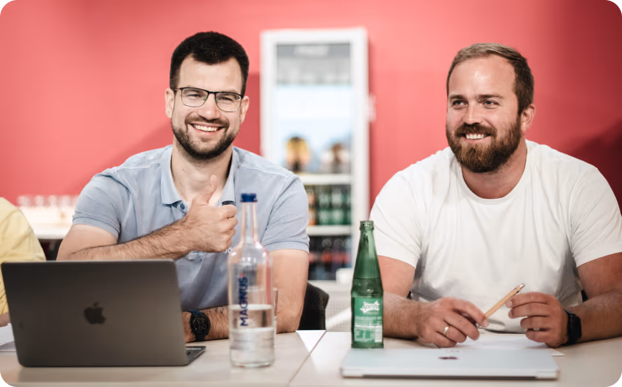 Jan Ramm, CTO (rechts) im freudigen Austausch mit Kollegen im Team bei metergrid