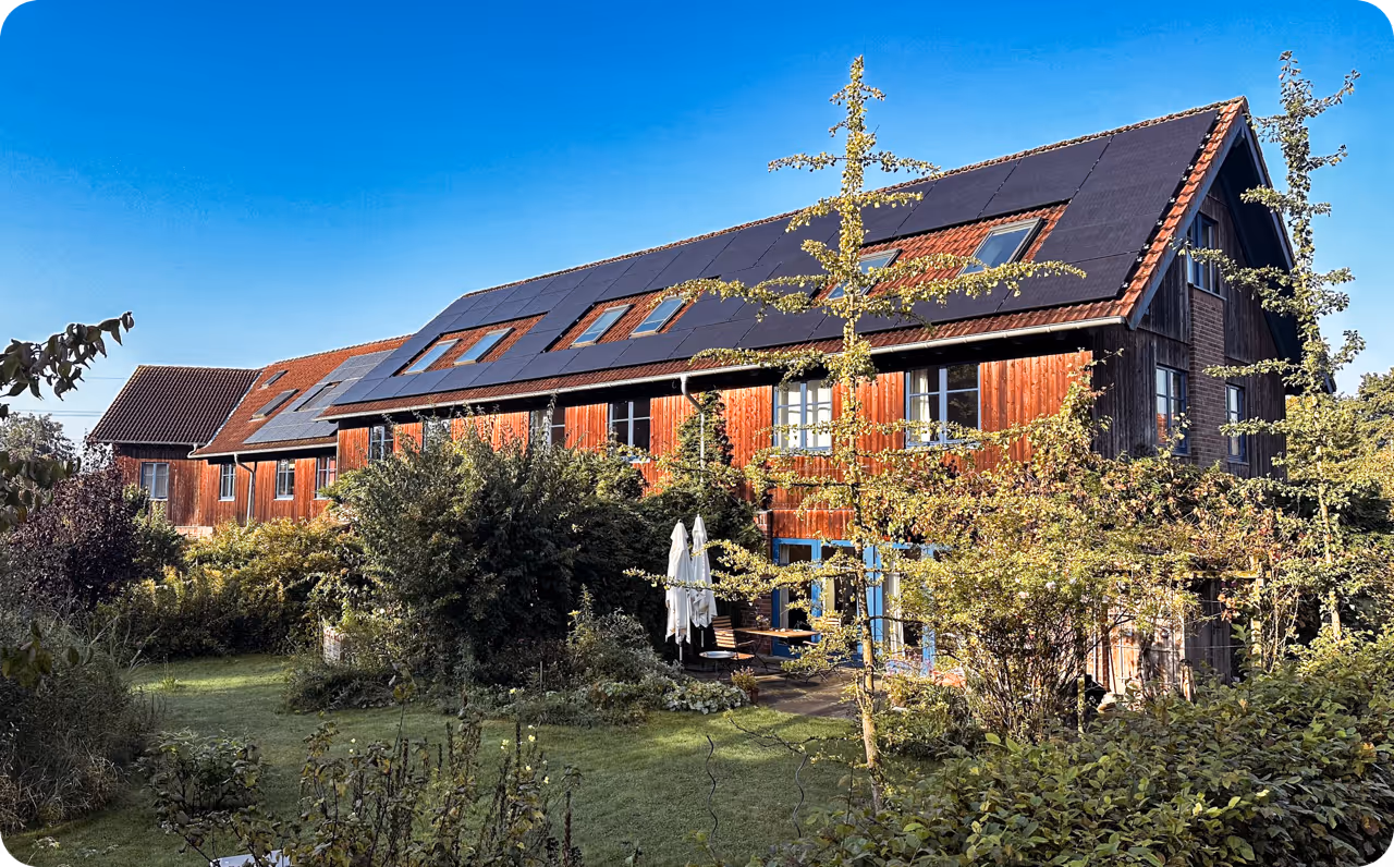Reihenhäuser in Osnabrück mit großer neuer PV-Anlage. Erfolgreich umgesetztes Mieterstrom Projekt von metergrid.