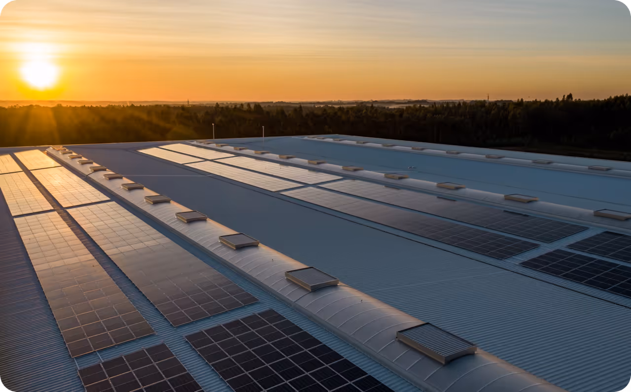 Großflächige PV-Anlage auf Gewerbe Dach. Vorteile und Nachteile von On Grid und Off Grid PV-Anlagen. / metergrid Blog
