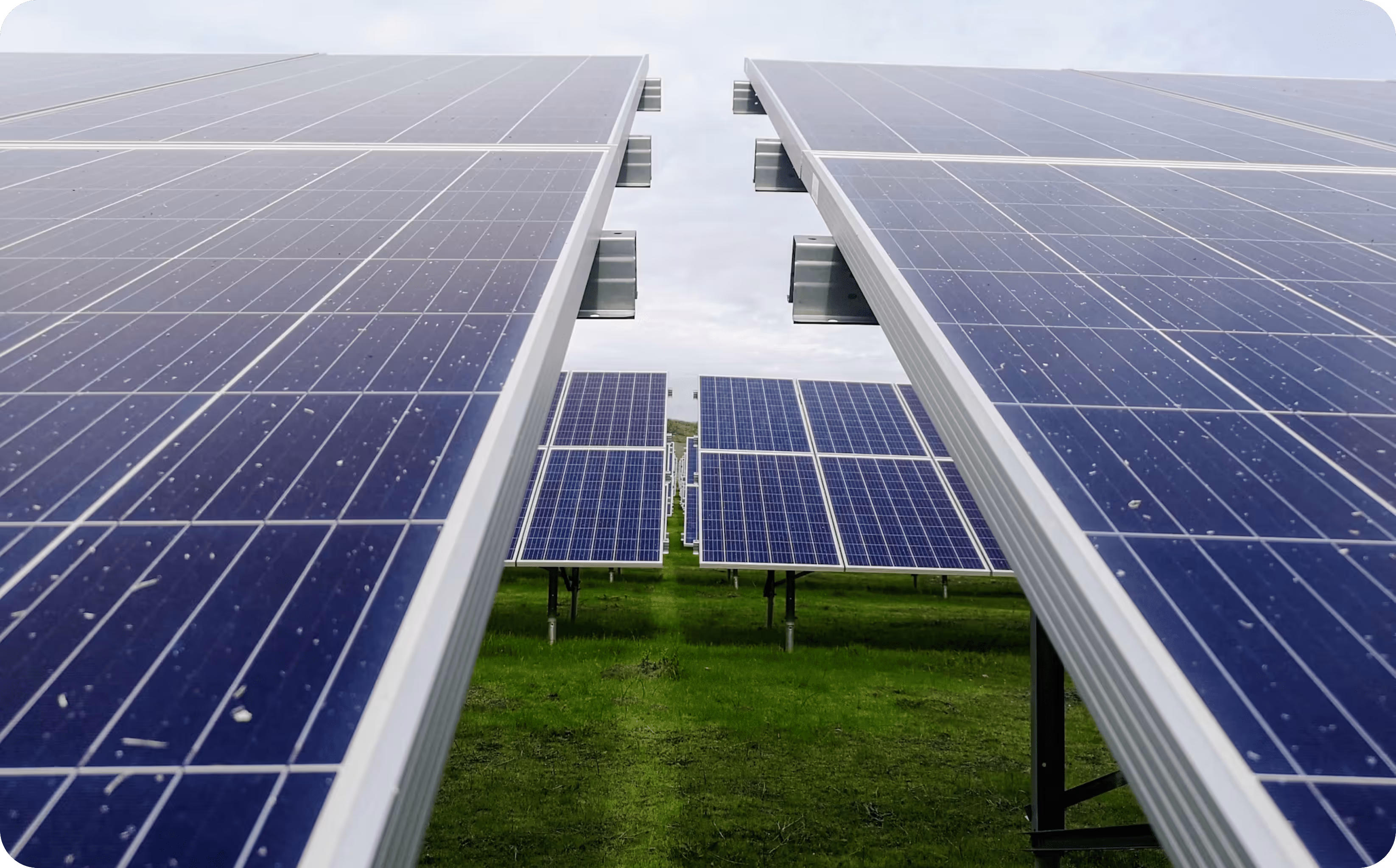 PV-Freiflächenanlage - Solarpaneele auf grüner Wiese. Vorteile und Nachteile von PV Freiflächenanlage vs. Dachanlage. / metergrid Blog