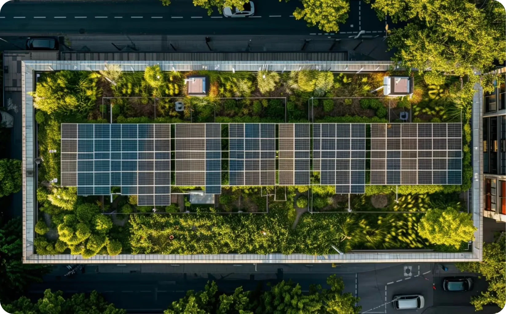 Mehrfamilienhaus mit großflächiger PV-Anlage. Solarpflicht für Deutschland? Die Faktenlage im Überblick - PV-Fachwissen von metergrid