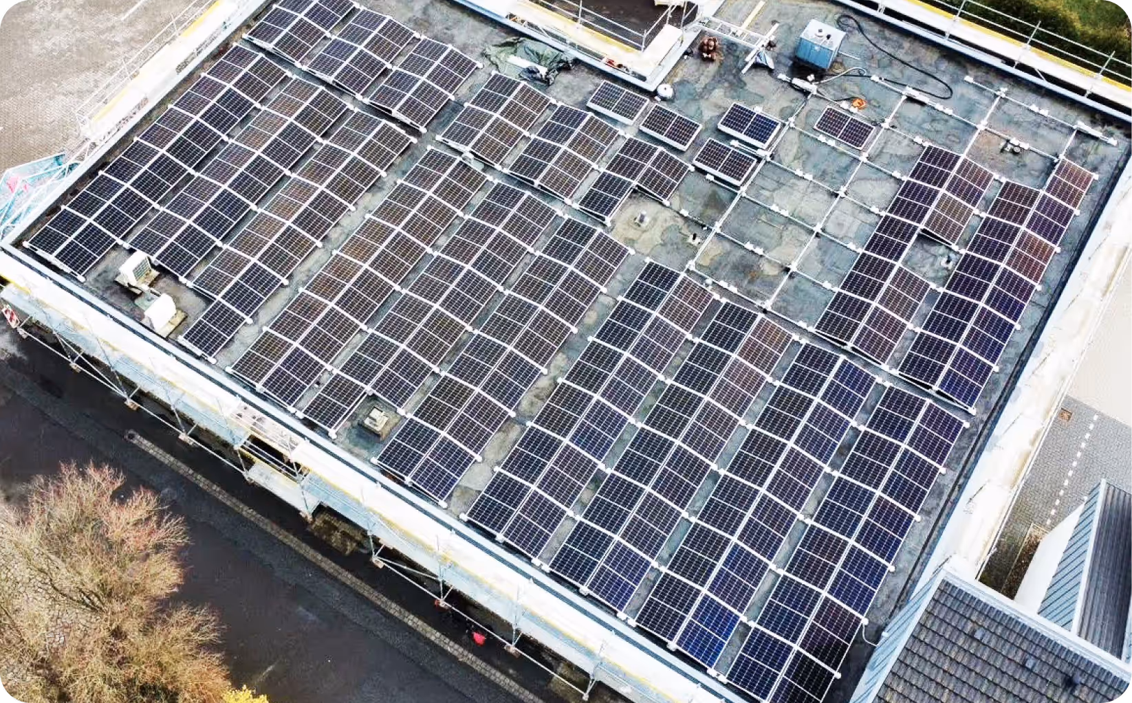 Gewerbeimmobilie in Fockbek (Luftaufnahme). Hier hat metergrid 2024 ein Gewerbe Mieterstrom-Projekt realisiert.
