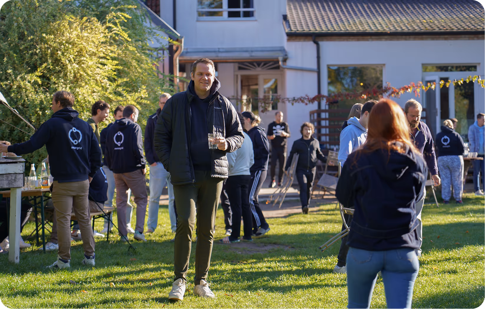 metergrid Offsite 2025: Torben Seib und Kollegen im freundlichen Austausch beim Aufbau der Location