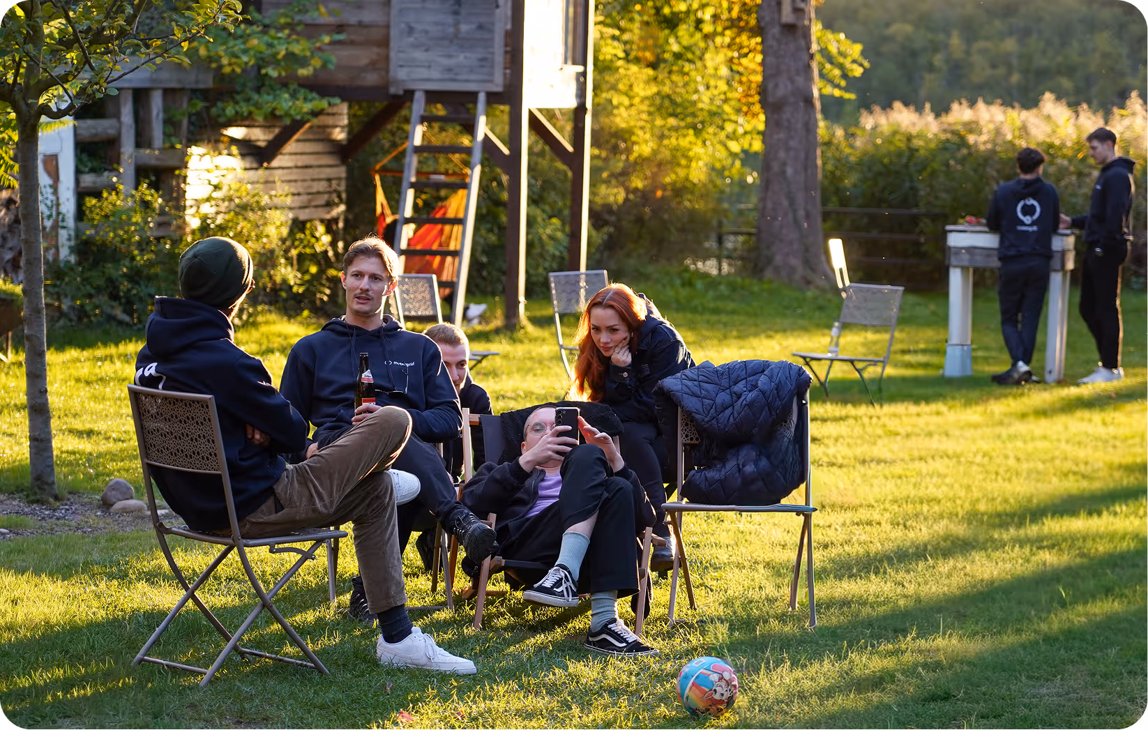 Gemeinsames Zusammensitzen im Abendlicht auf dem metergrid Offsite: Es gab viele gute Gespräche, lustige Erinnerungen und schöne Momente für das ganze Team..
