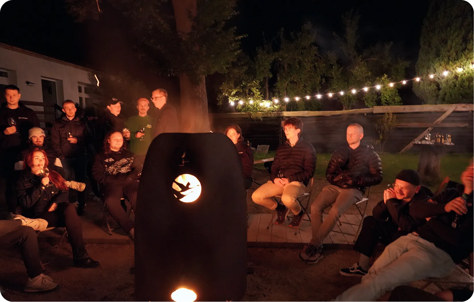 das metergrid-Team sitzt ums Lagerfeuer herum und lässt gemütlich den Abend des Offsites ausklingen