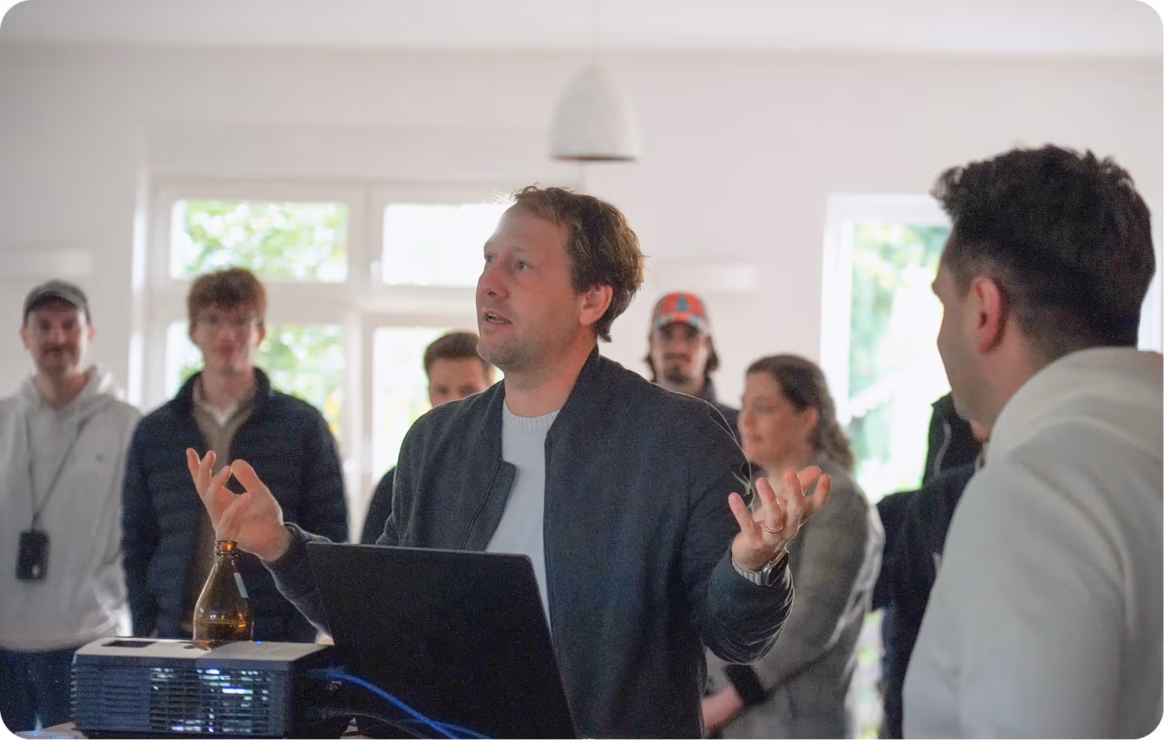 Geschäftsführer Johannes Mewes (Mitte) und Julian Schulz (rechts) bei der Präsentation der diesjährigen Unternehmenserfolge von metergrid beim Offsite 2025