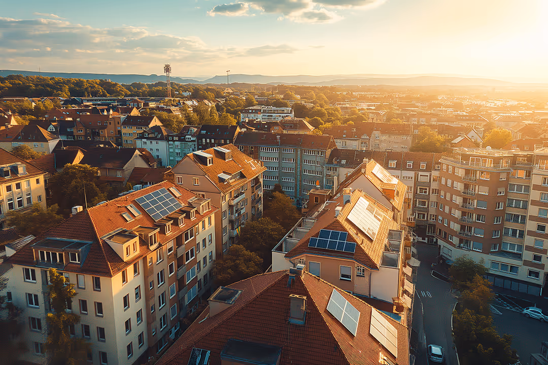 Ariadne-Analyse: Hausdächer mit PV Mieterstrom (Symbolbild). metergrid hat in der Studie gezeigt, dass Mieterstrom sich auch für kleinere Häuser lohnt