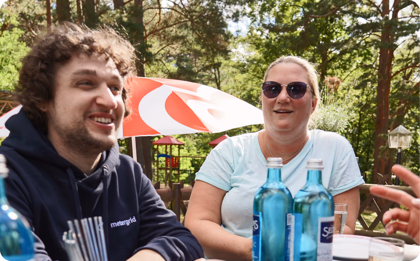 Svenja Ramm lächelnd beim metergrid Offsite 2025: gute Gespräche und viel Spaß im Team