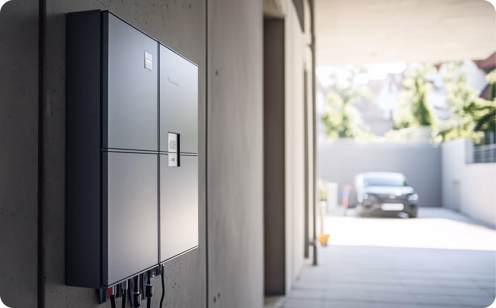 Stromspeicher (Batteriespeicher) an Hauswand - mögliche Lösung für PV bei einer Dunkelflaute im Winter