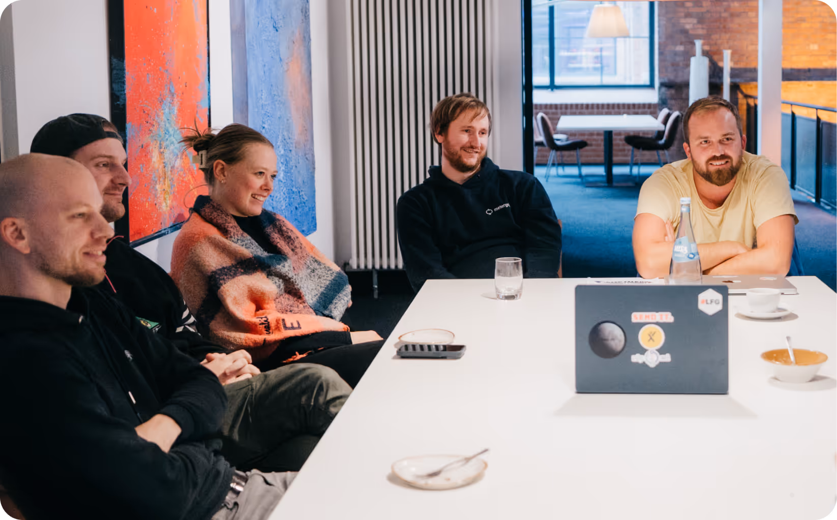 Gruppenbild: Saskia von Bloh mit metergrid Team im Gespräch