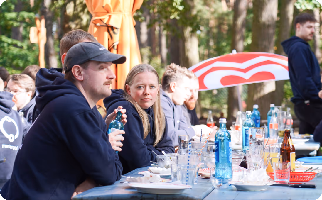Saskia von Bloh in entspannter Atmosphäre beim Mittagessen mit dem Team beim metergrid Offsite 2025