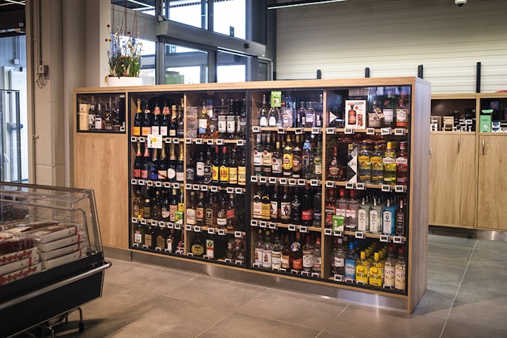 Alcoholvitrine in de Intermarché van Court-Saint-Étienne.